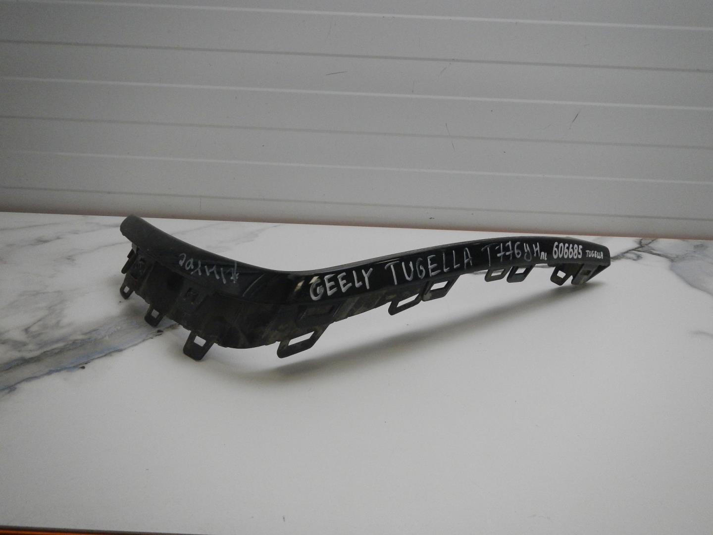 Молдинг переднего бампера левый