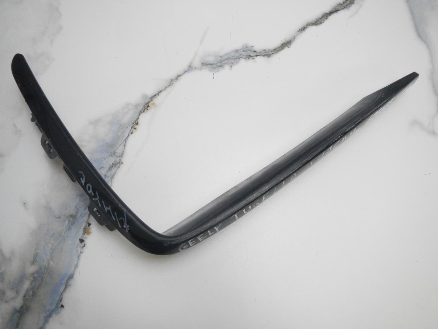 Молдинг переднего бампера левый