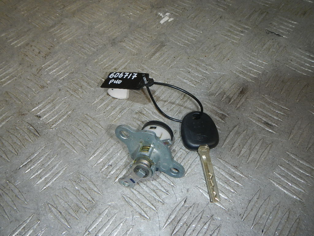 Вставка замка багажника