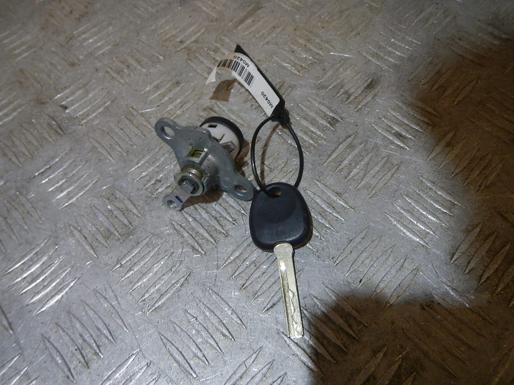 Вставка замка багажника