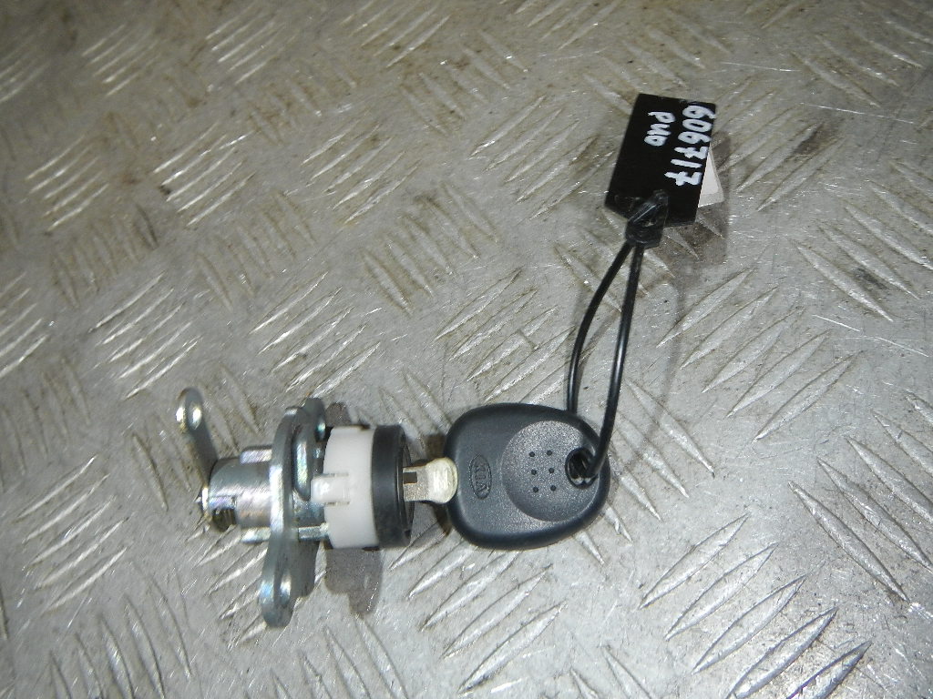 Вставка замка багажника