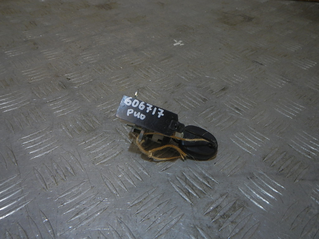 Вставка замка багажника