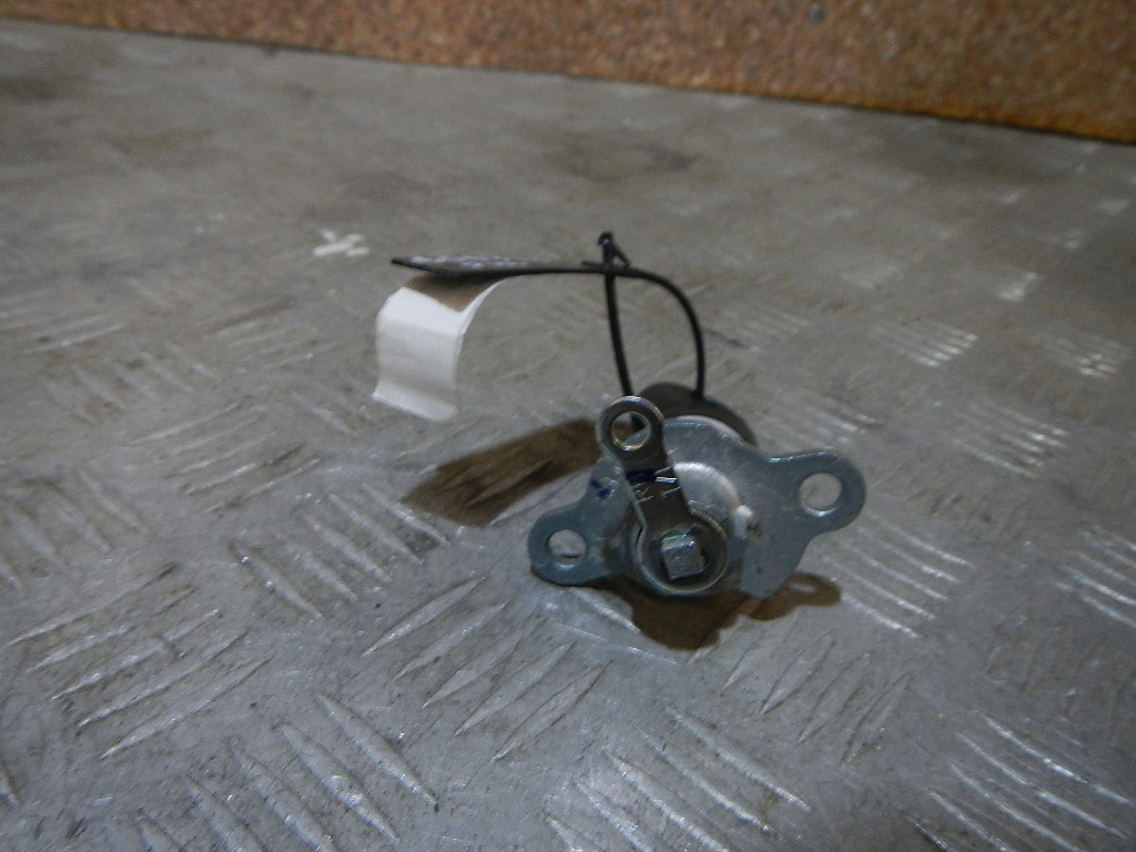 Вставка замка багажника