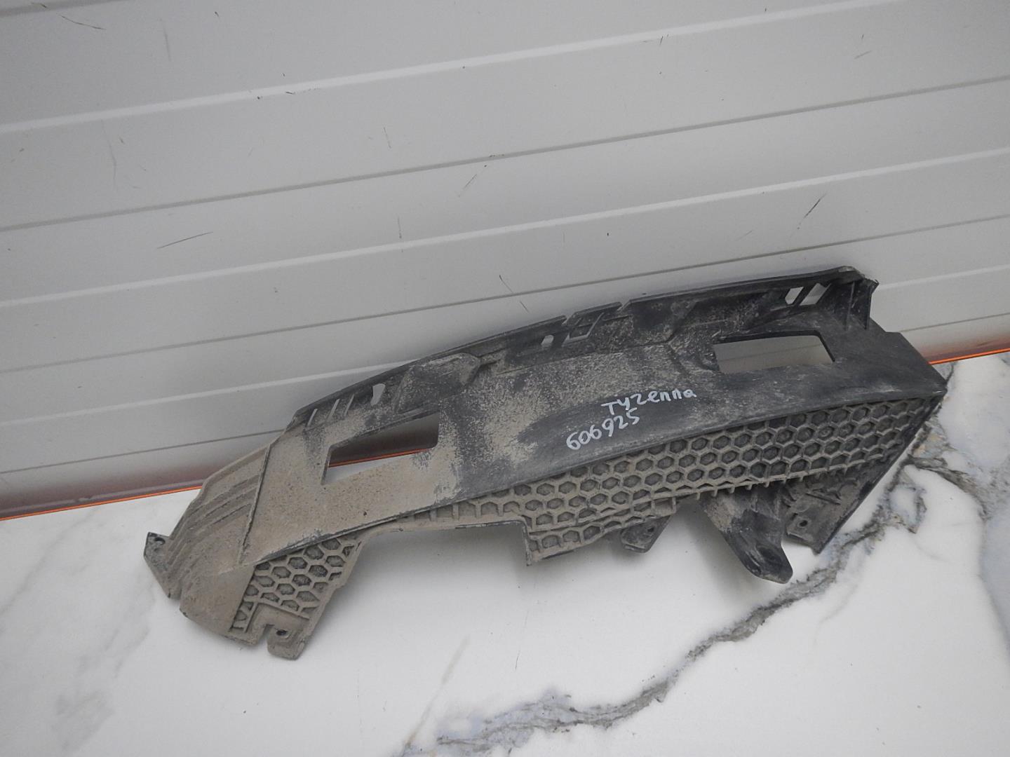 Кронштейн фар правый