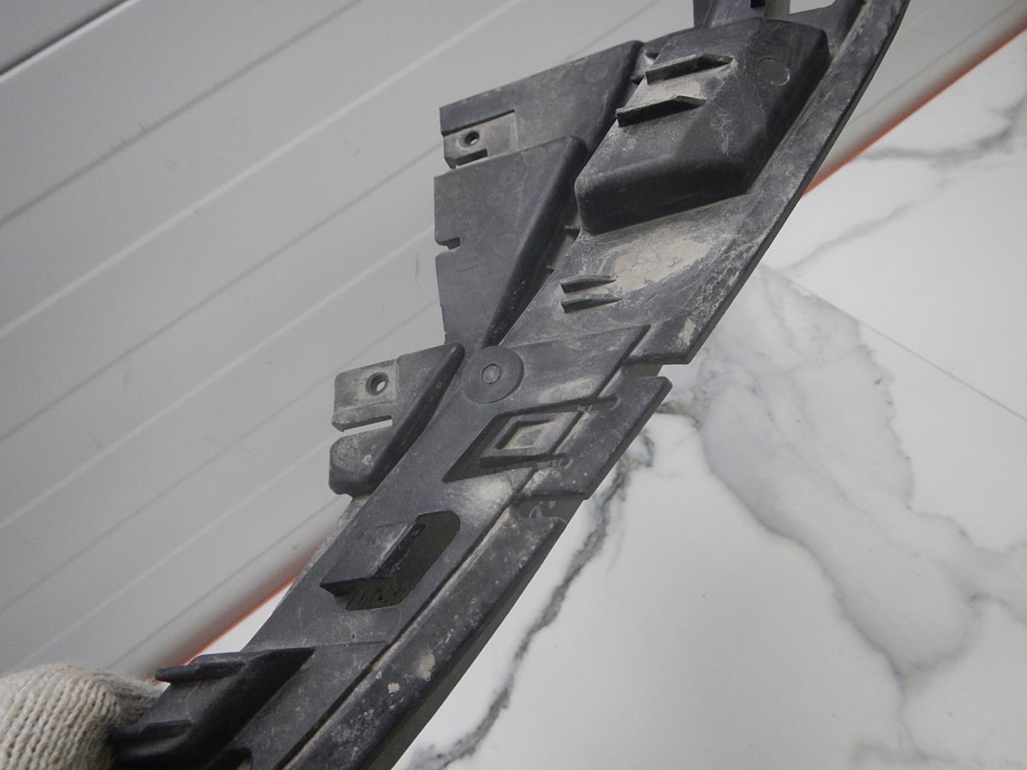 Кронштейн фар правый