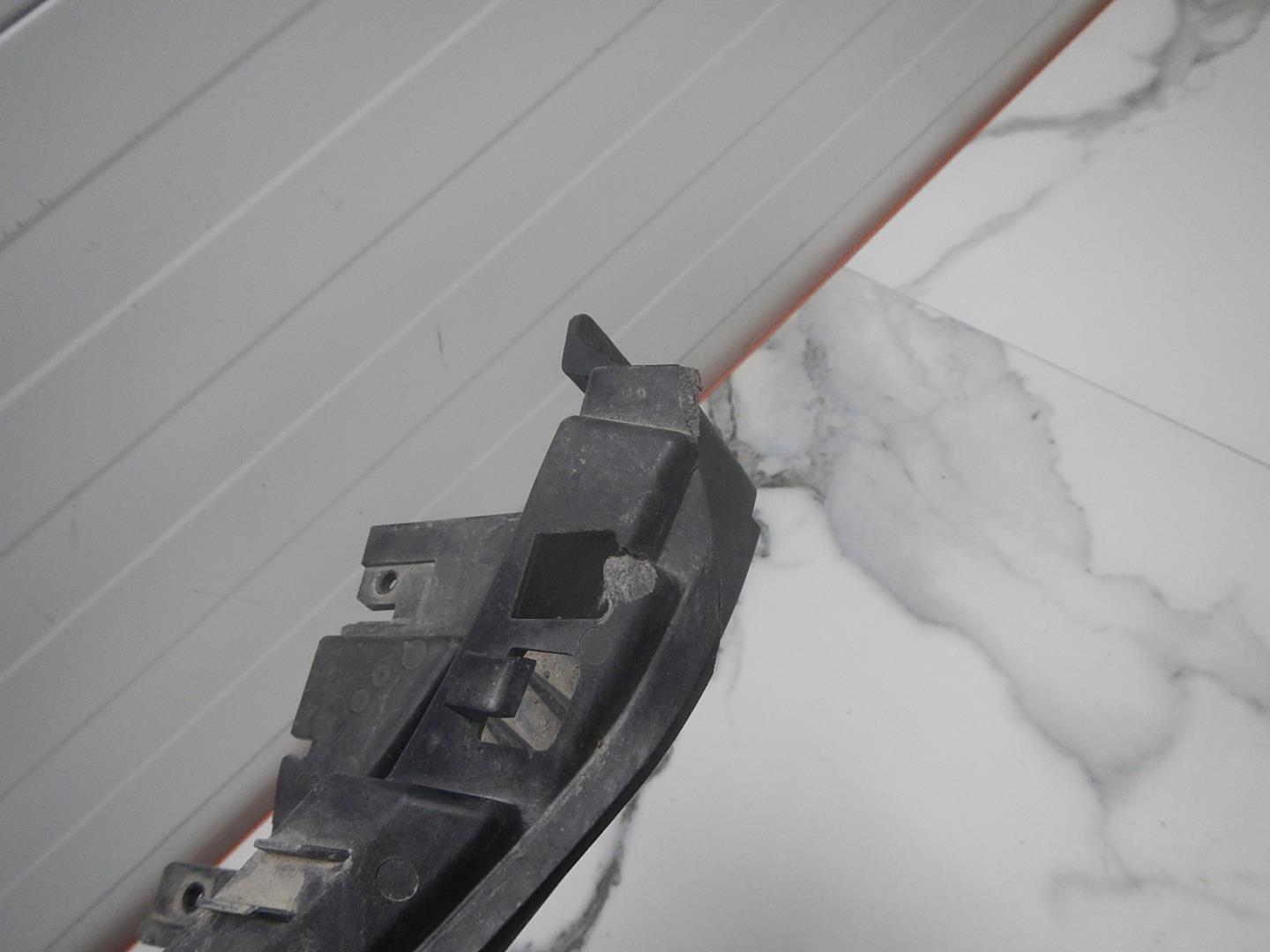 Кронштейн фар правый