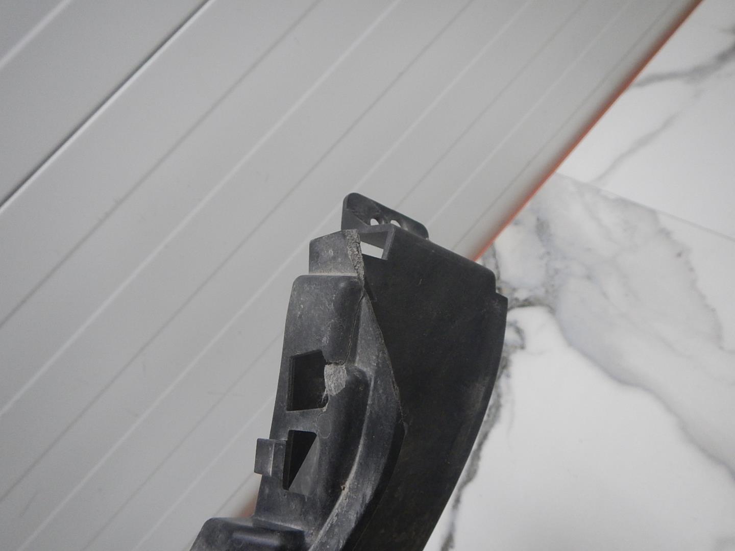 Кронштейн фар правый