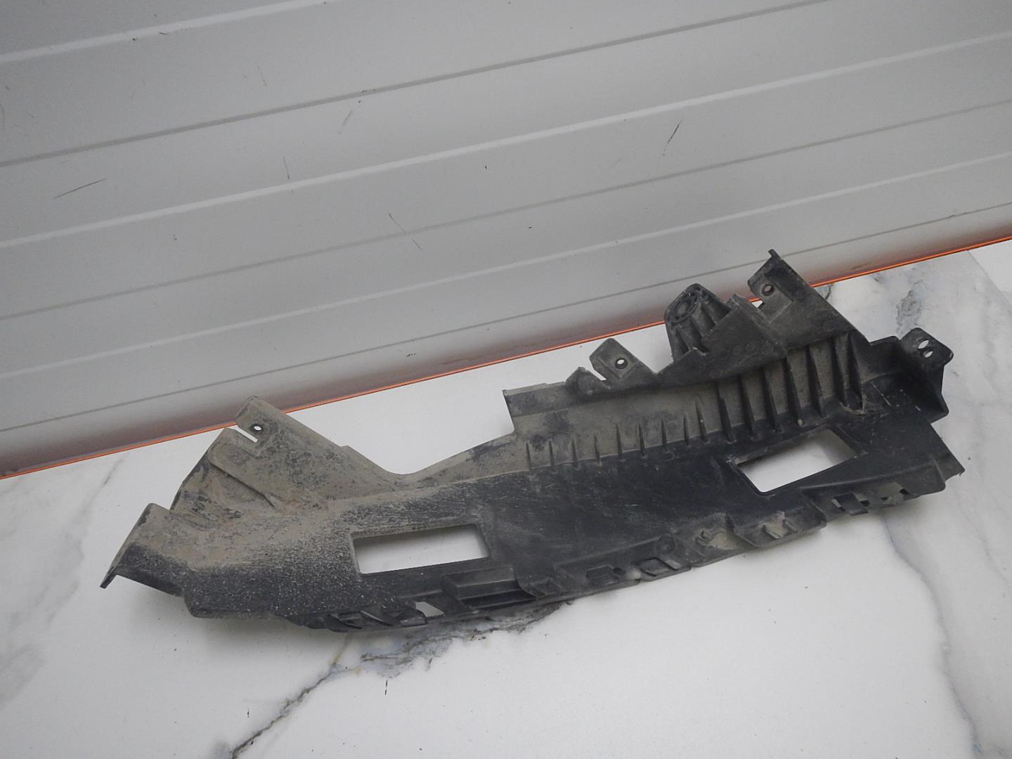 Кронштейн фар правый