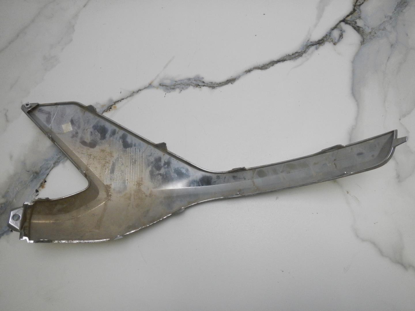 Молдинг переднего бампера правый