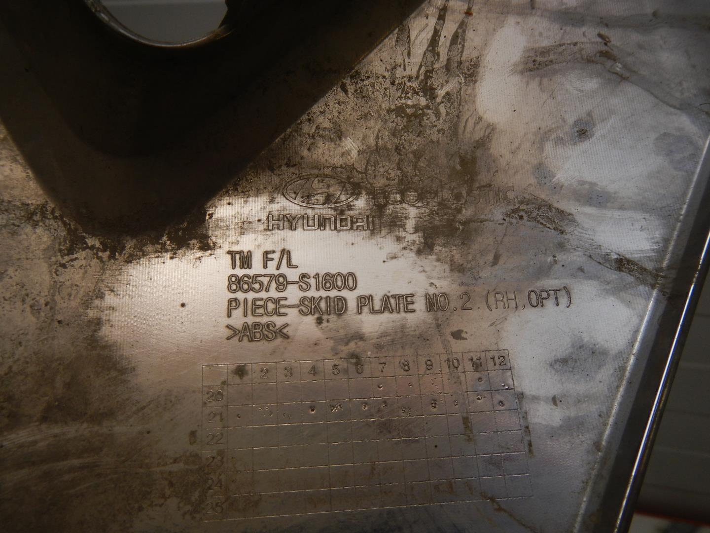 Молдинг переднего бампера правый