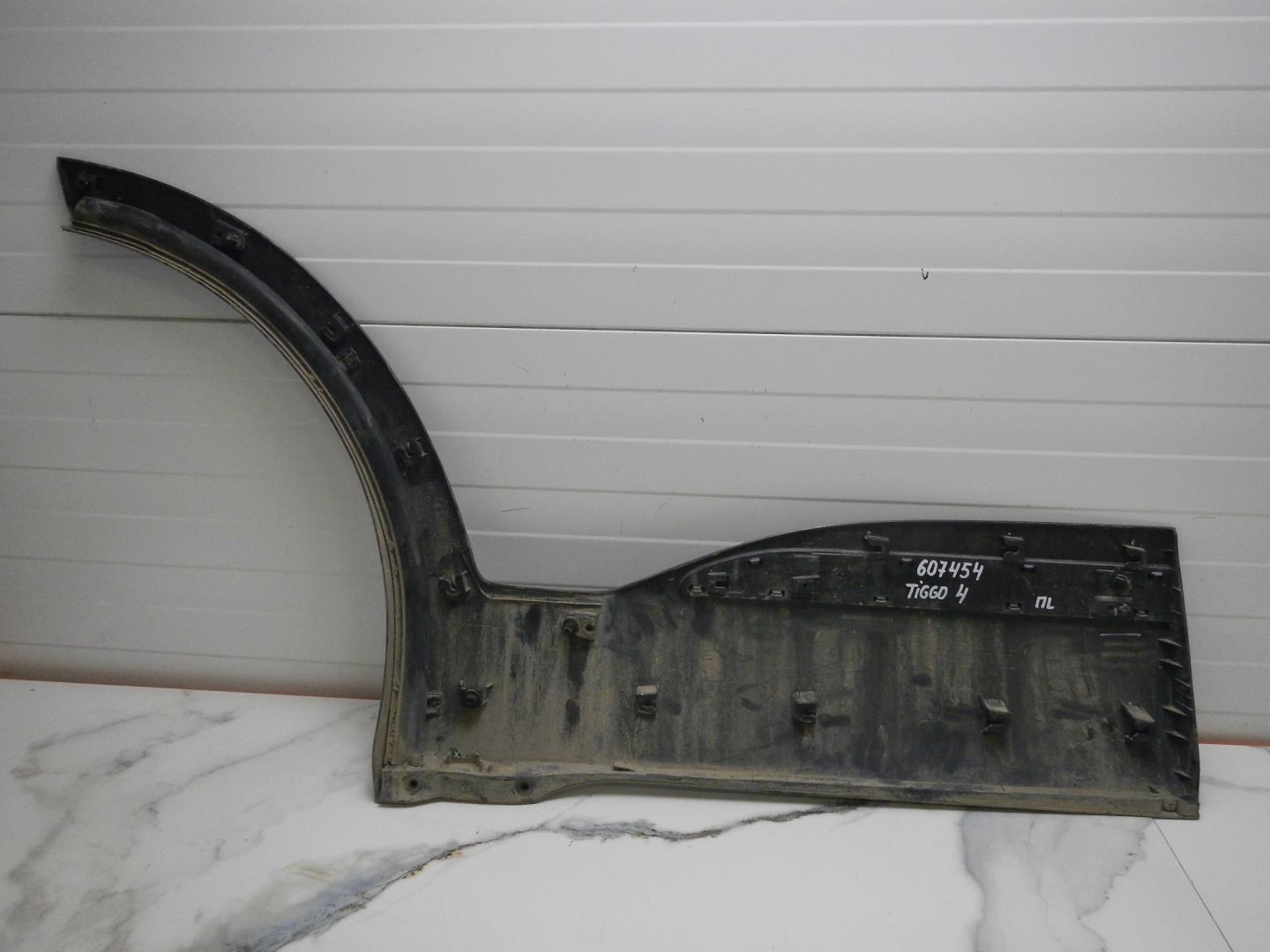 Молдинг задней левой двери