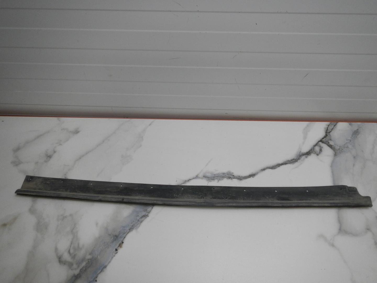 Уплотнитель задней правой двери