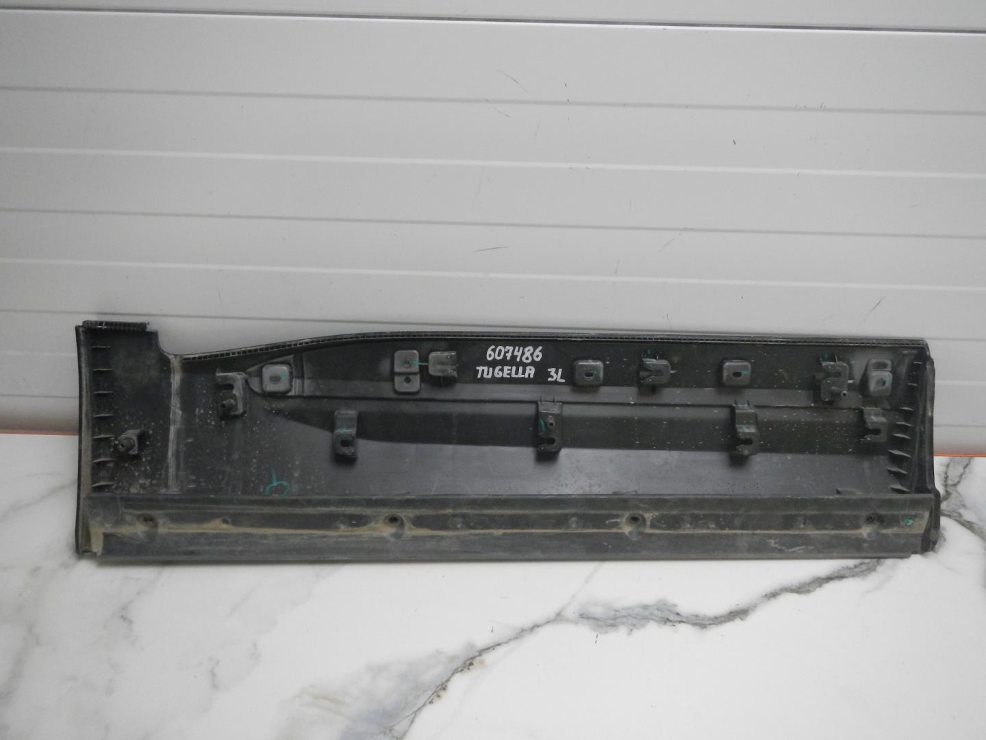 Молдинг задней левой двери