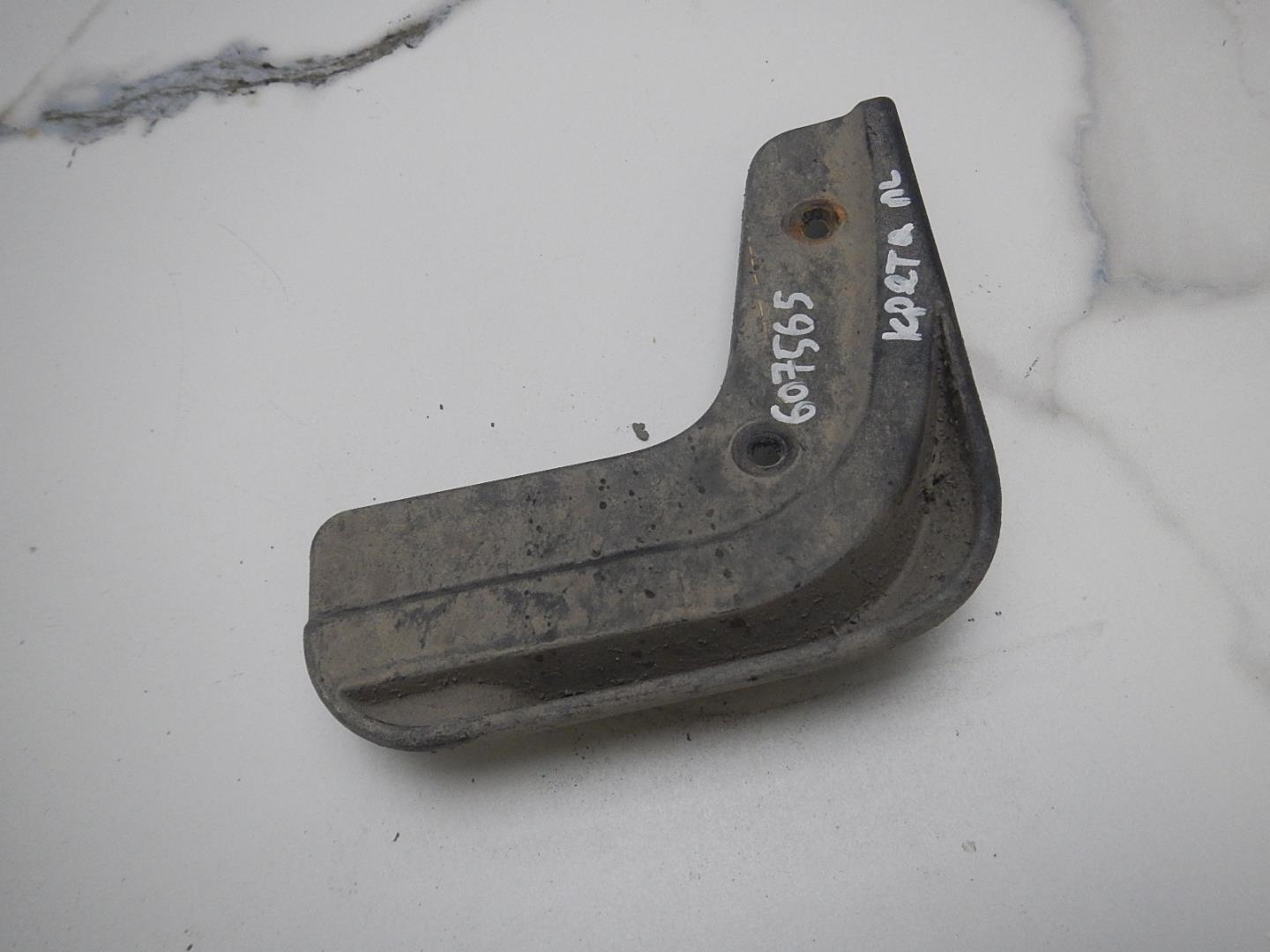 Брызговик передний левый