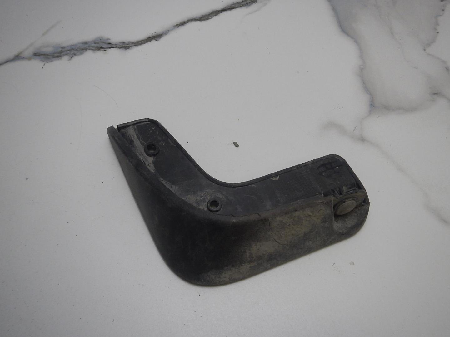 Брызговик передний левый