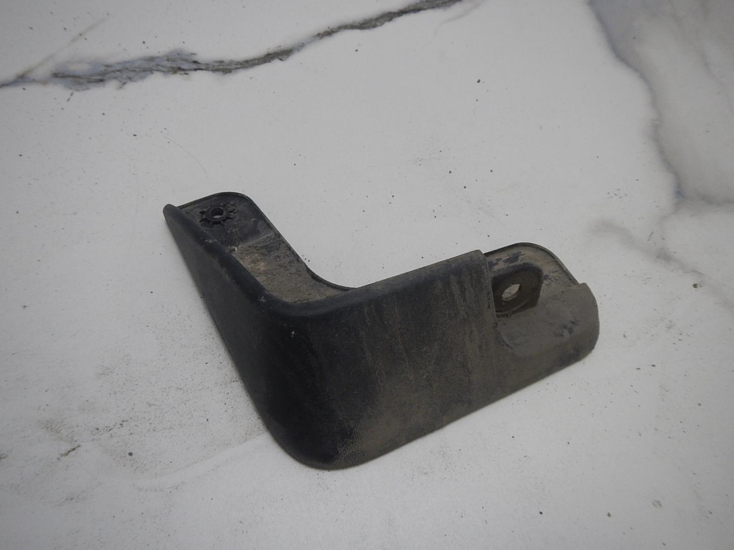 Брызговик задний левый