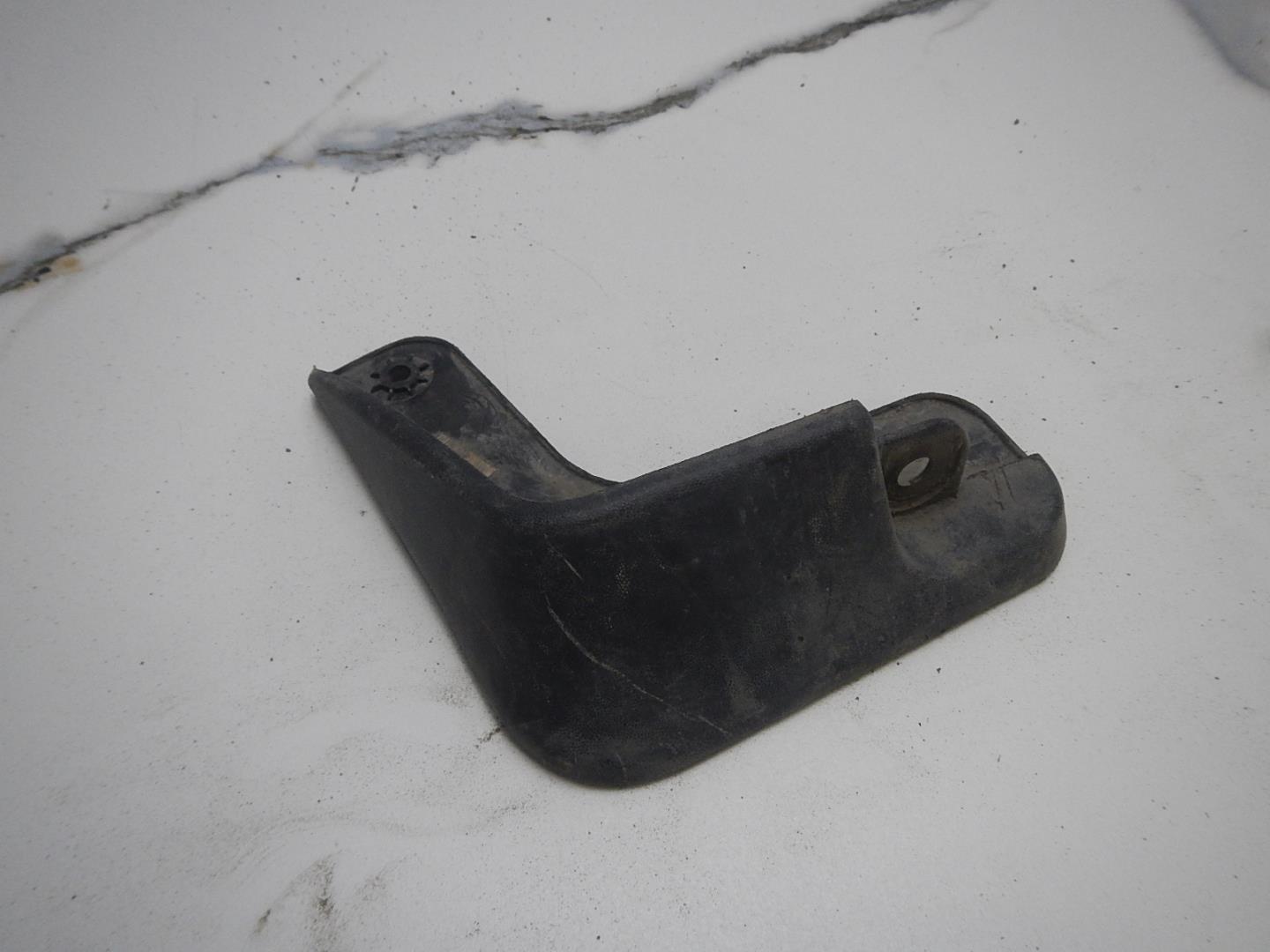 Брызговик задний левый