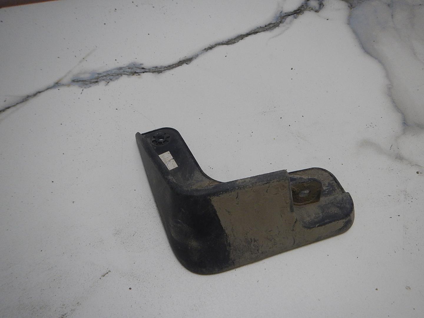 Брызговик задний левый