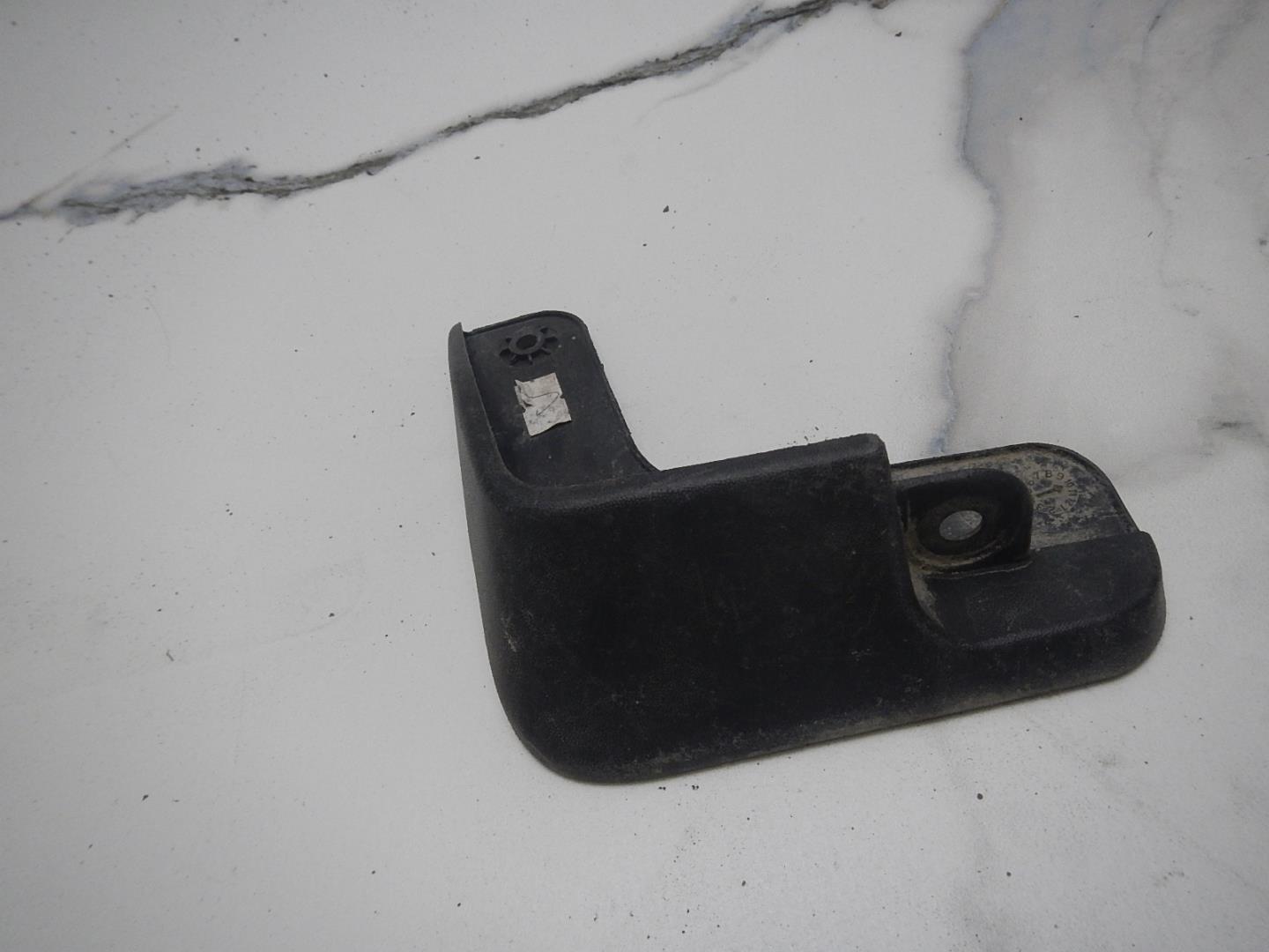 Брызговик задний левый