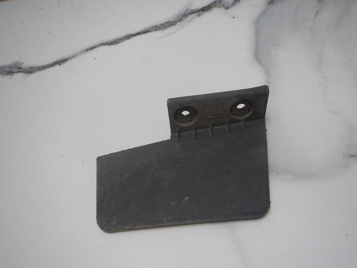 Брызговик задний левый