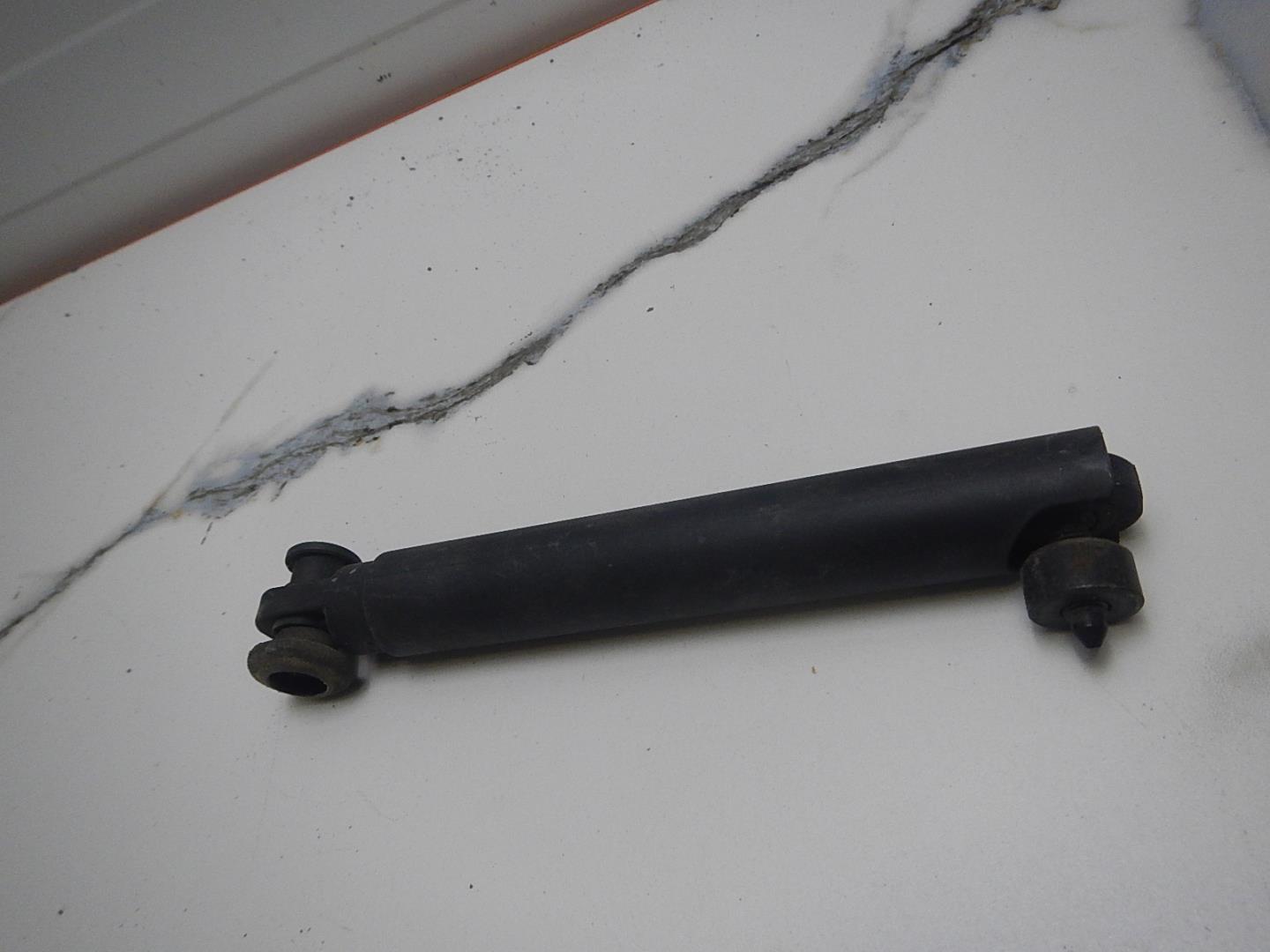 Амортизатор двери багажника