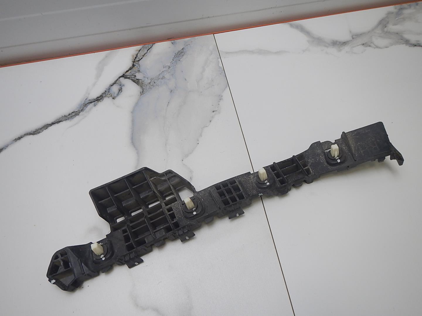 Кронштейн заднего бампера правый