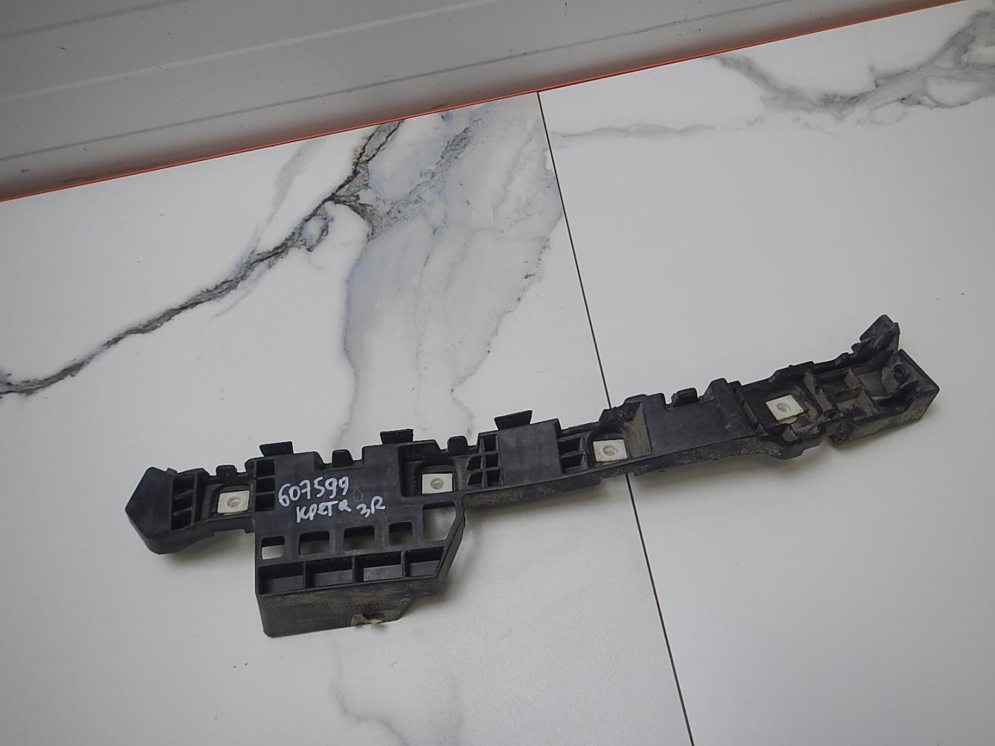 Кронштейн заднего бампера правый