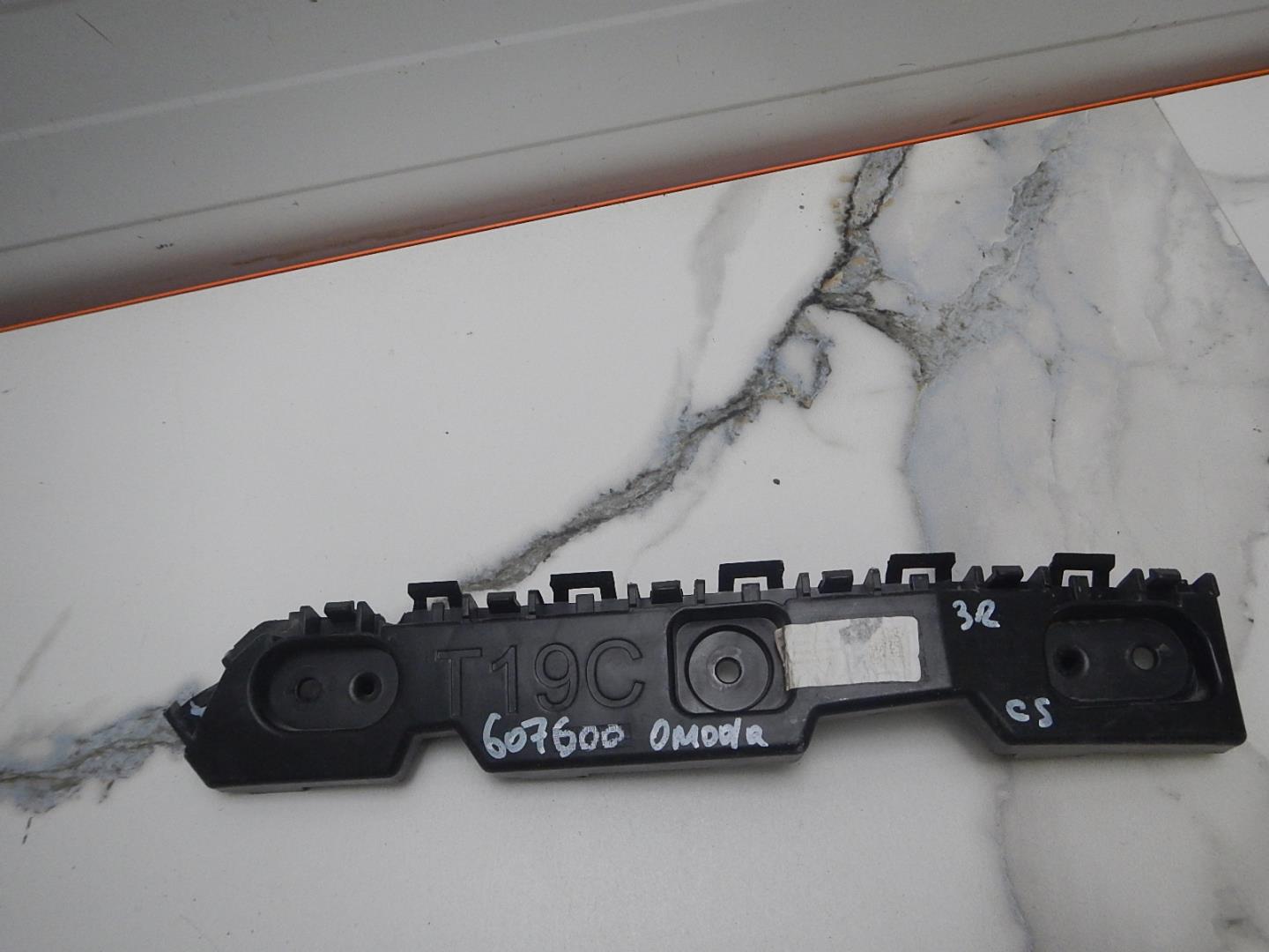 Кронштейн заднего бампера правый