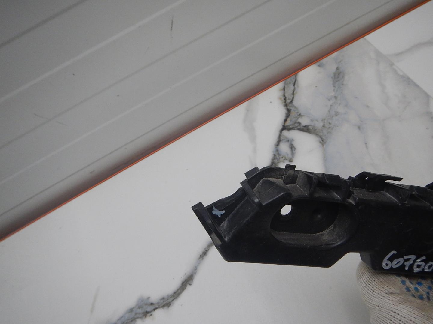 Кронштейн заднего бампера правый