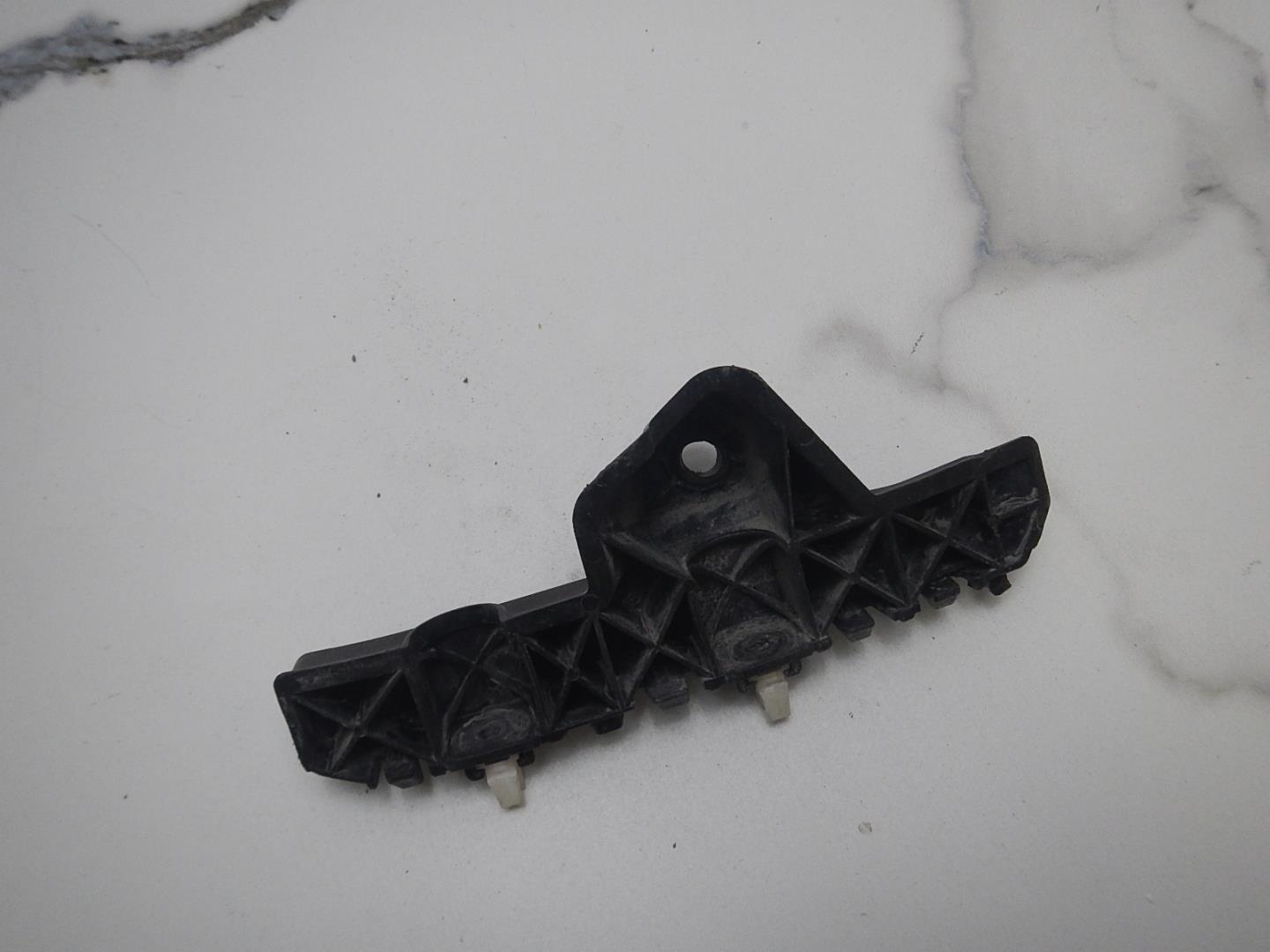 Кронштейн переднего бампера левый