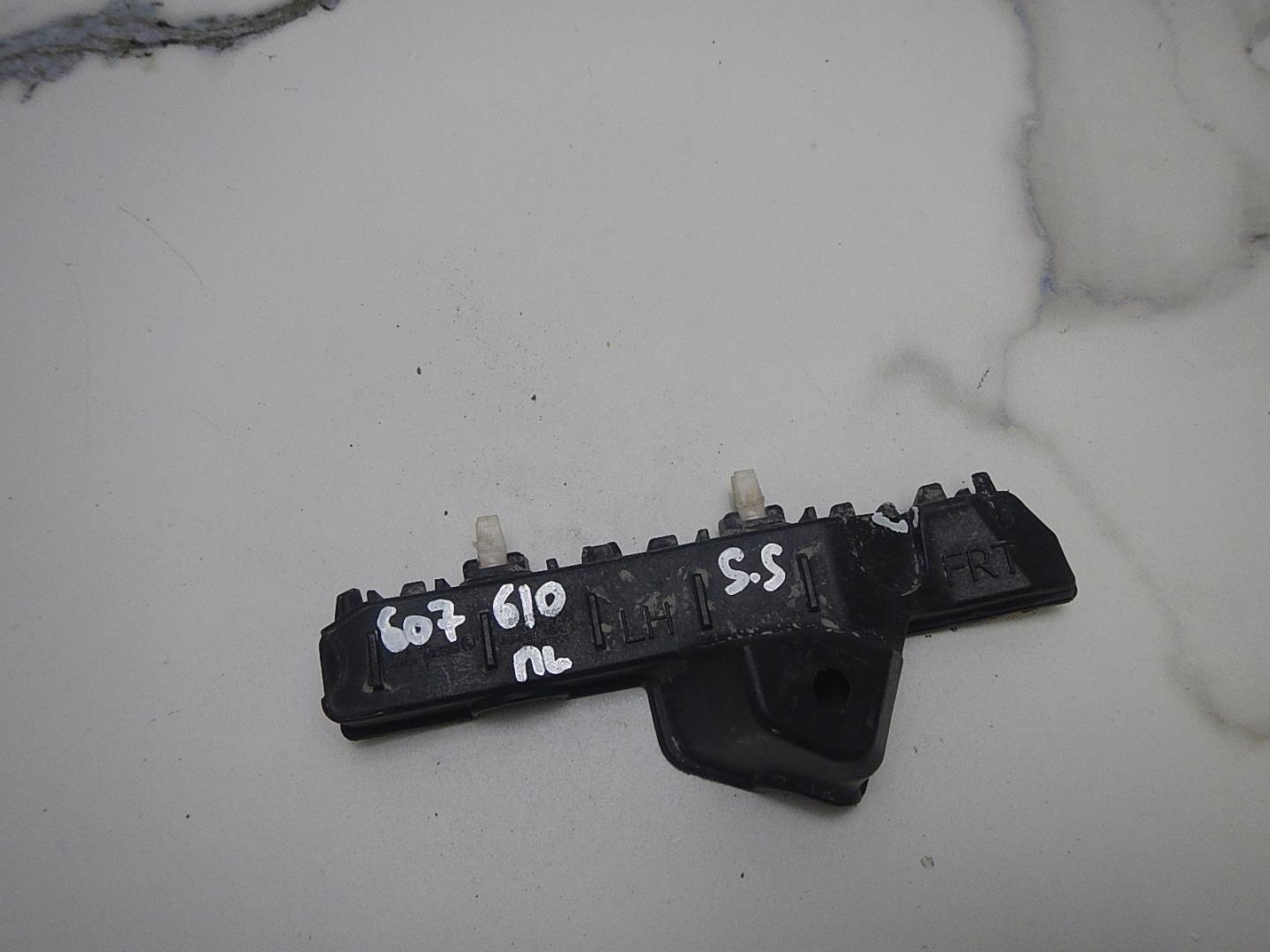 Кронштейн переднего бампера левый