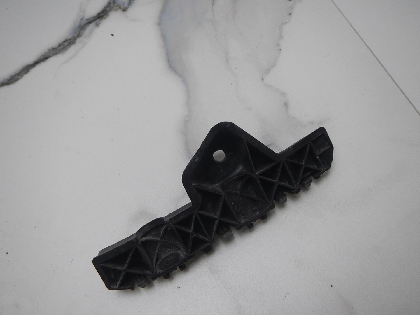 Кронштейн переднего бампера левый