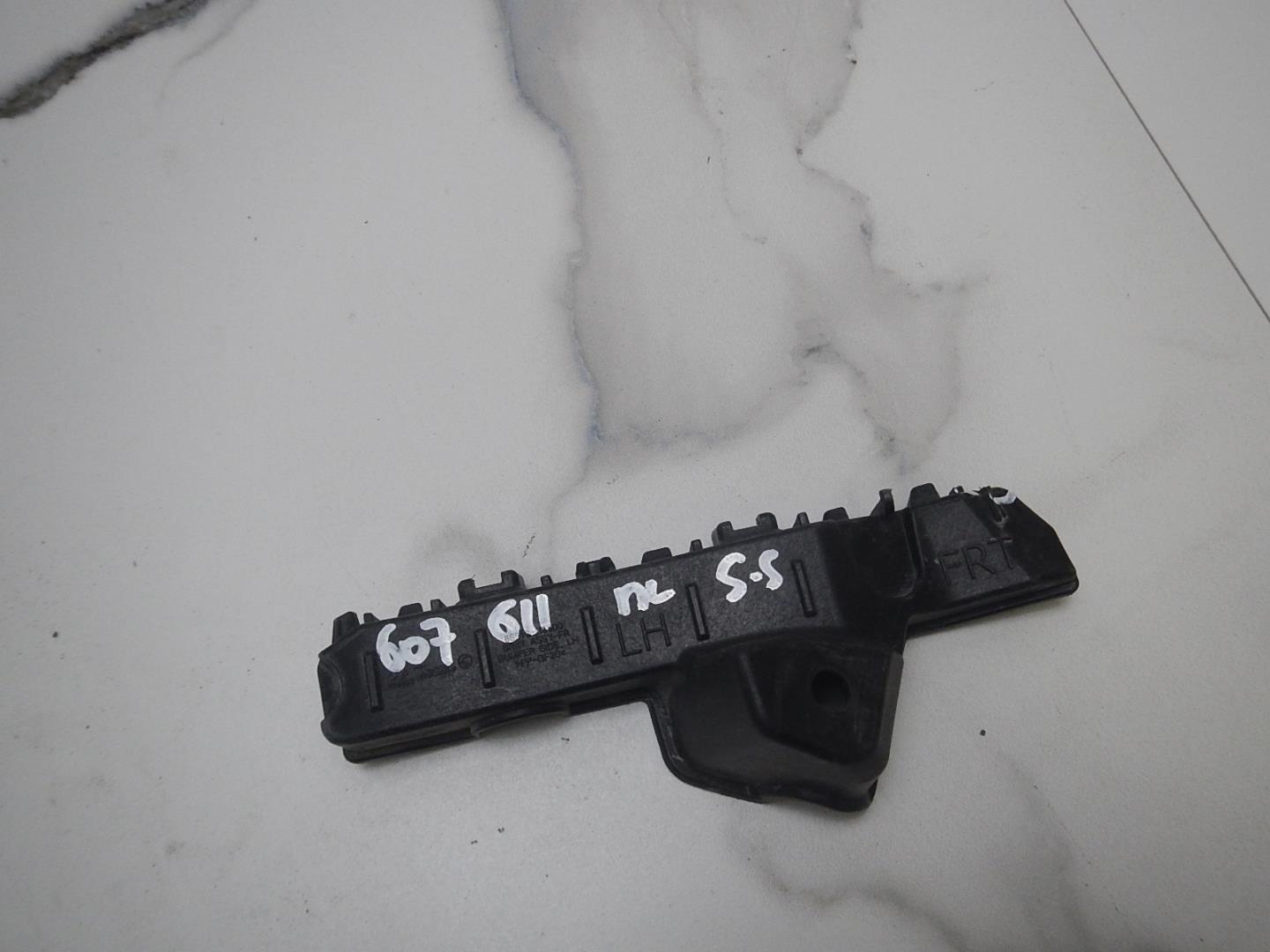 Кронштейн переднего бампера левый