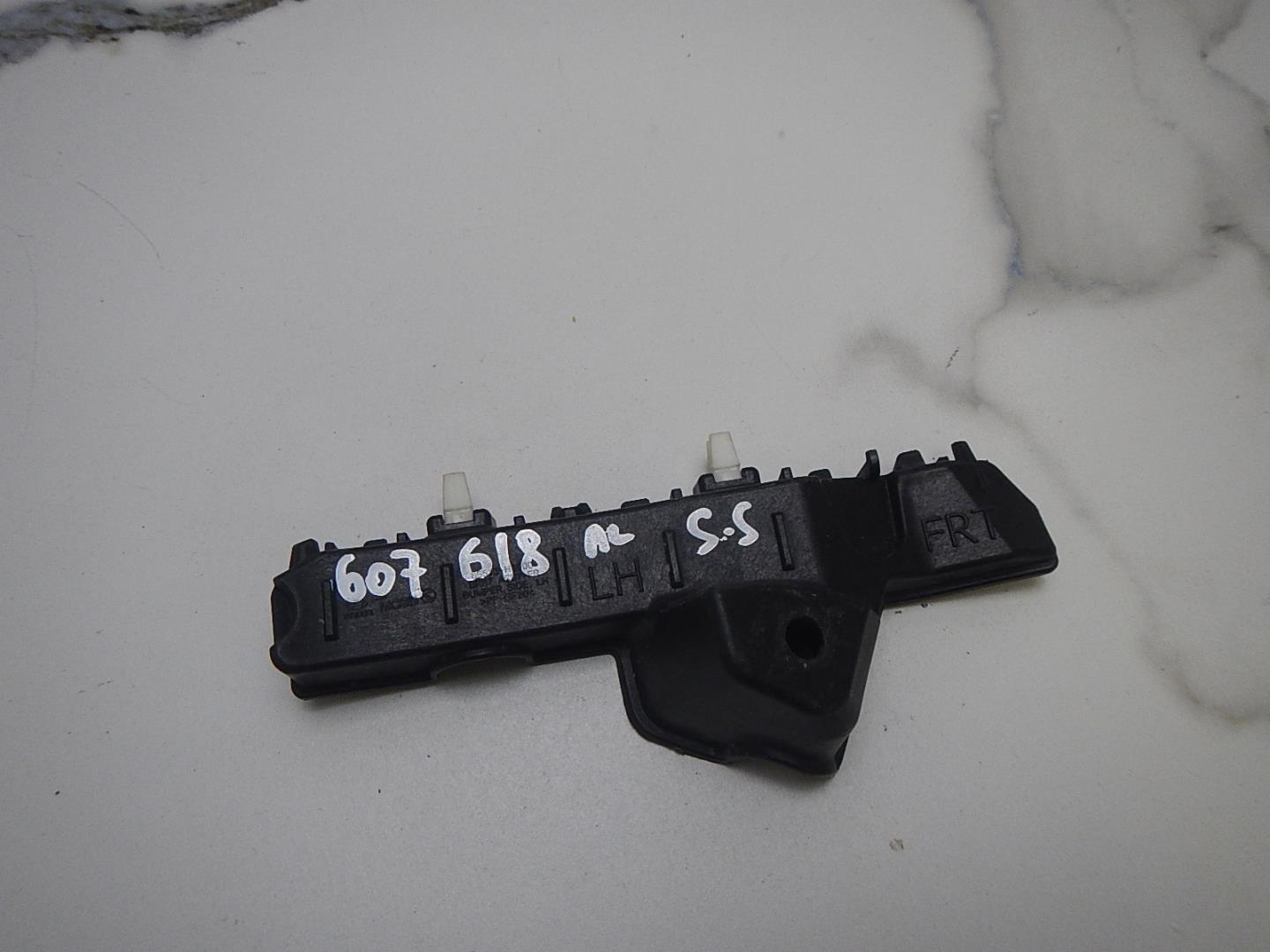 Кронштейн переднего бампера левый