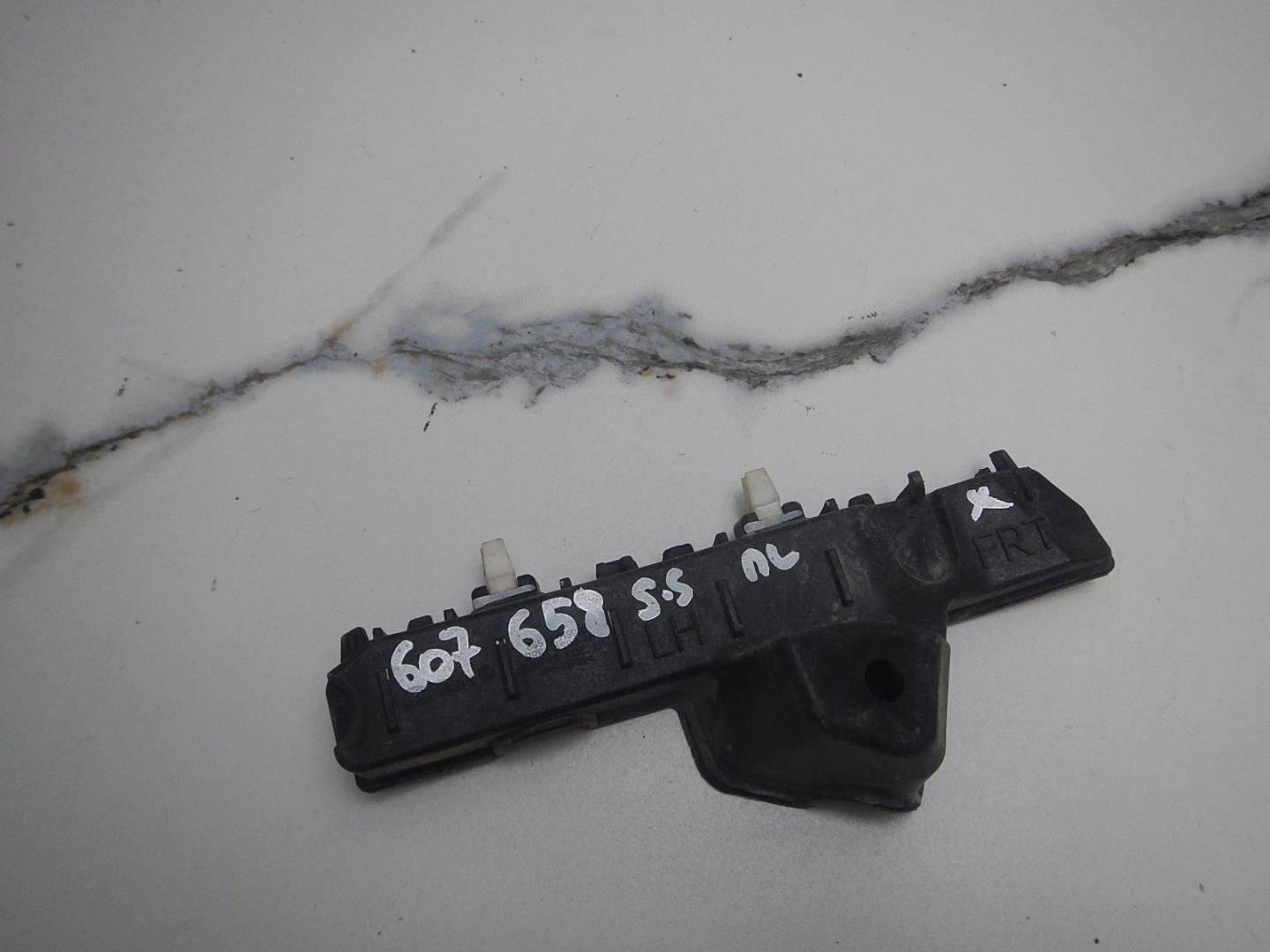 Кронштейн переднего бампера левый