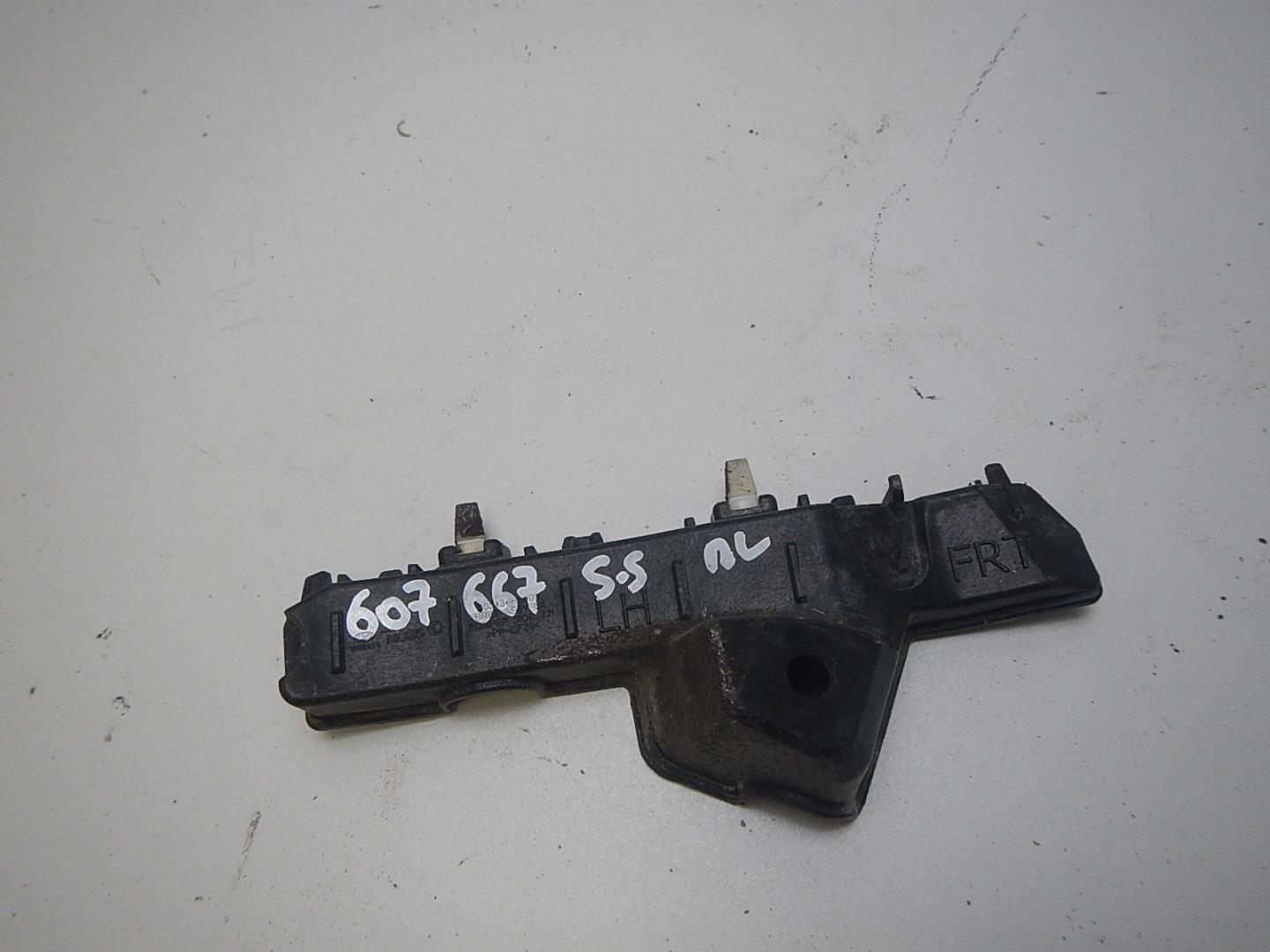 Кронштейн переднего бампера левый