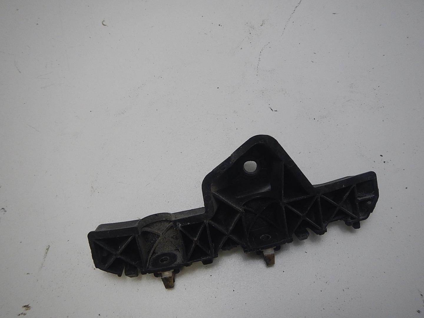 Кронштейн переднего бампера левый