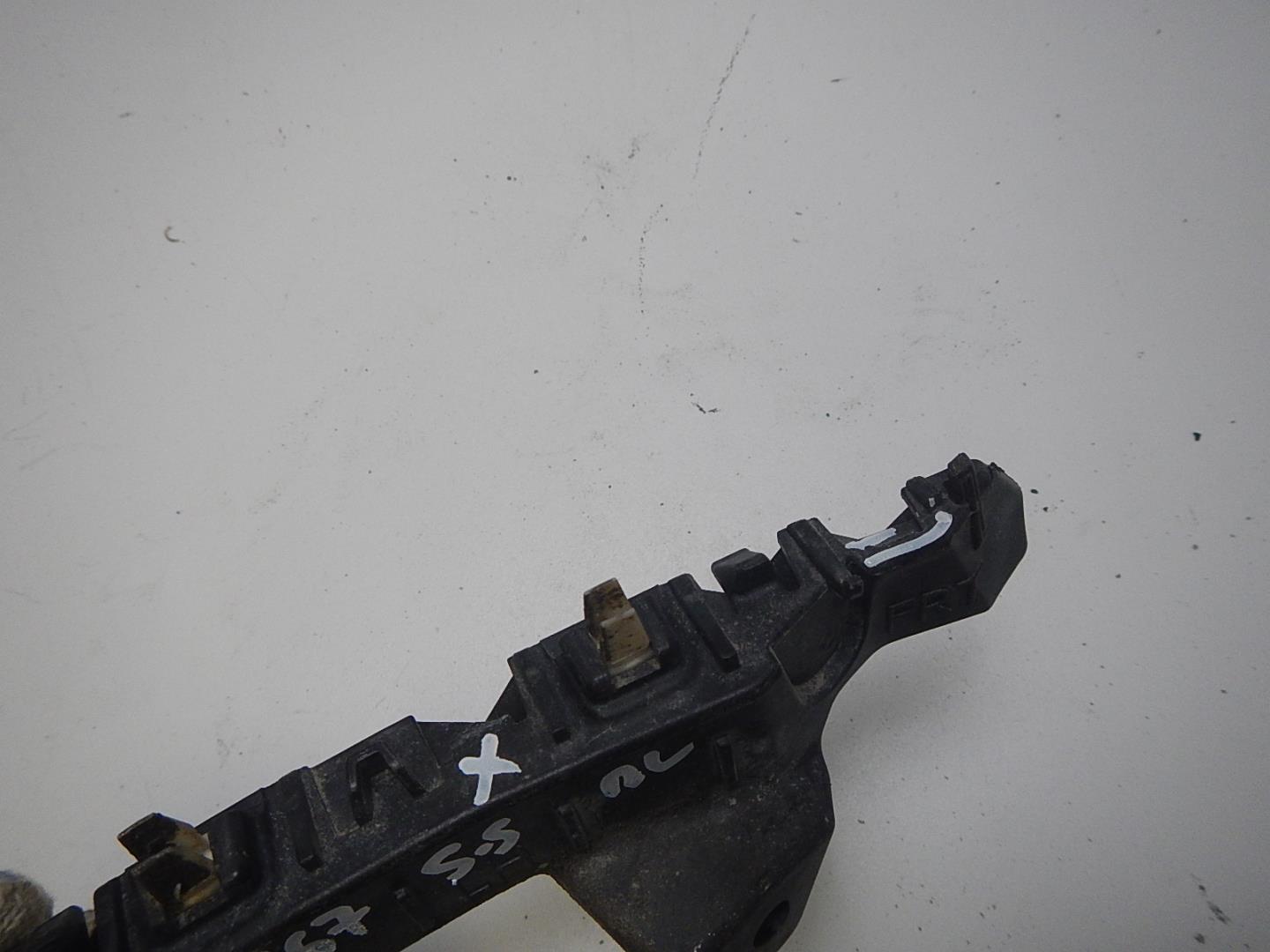 Кронштейн переднего бампера левый