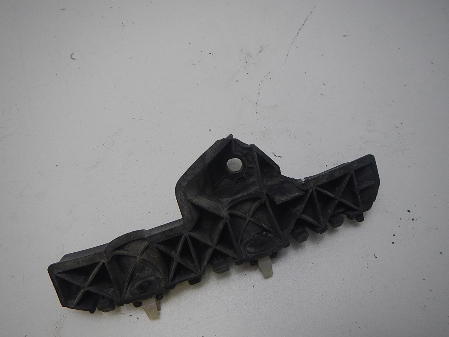 Кронштейн переднего бампера левый