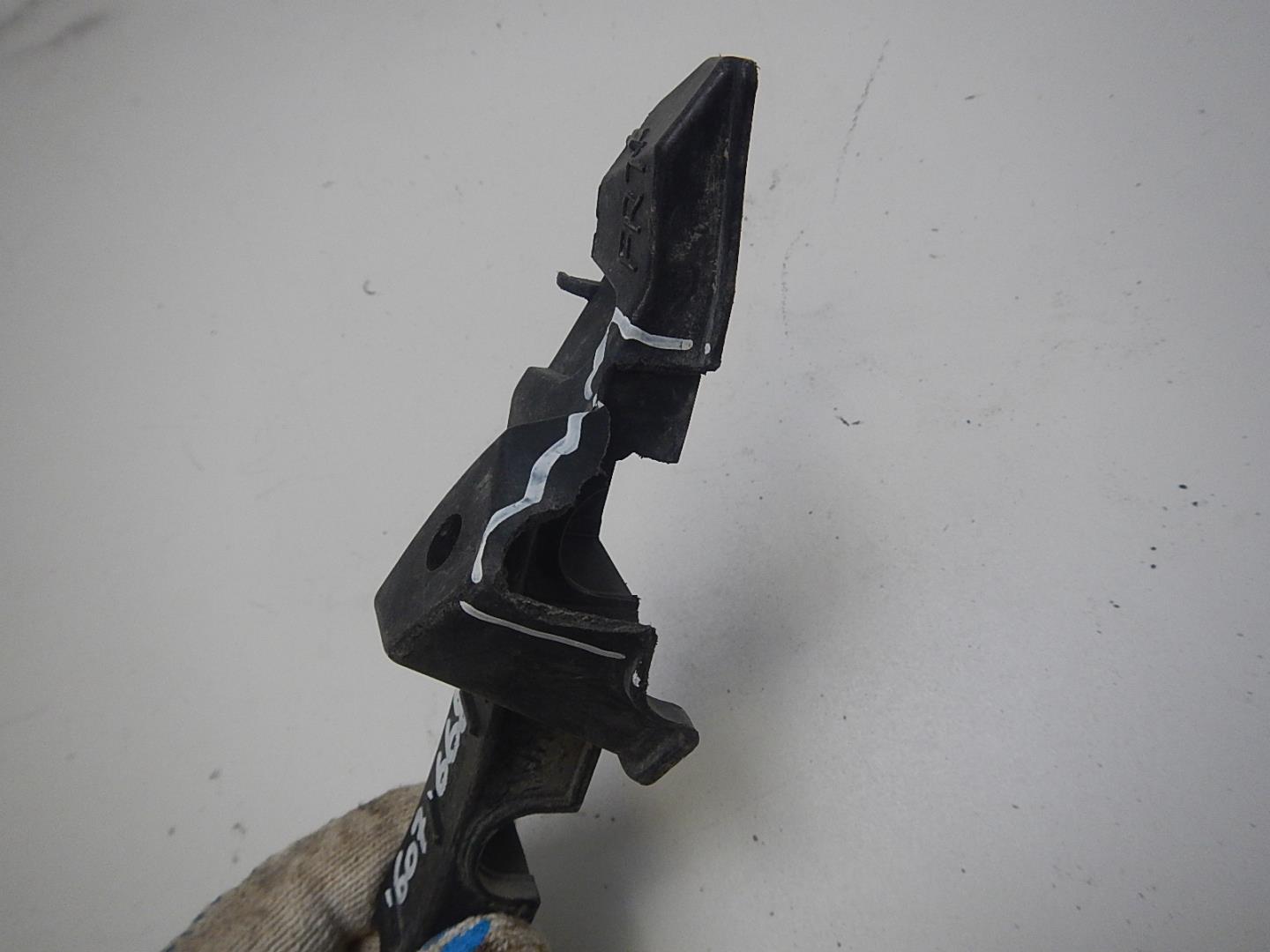 Кронштейн переднего бампера левый