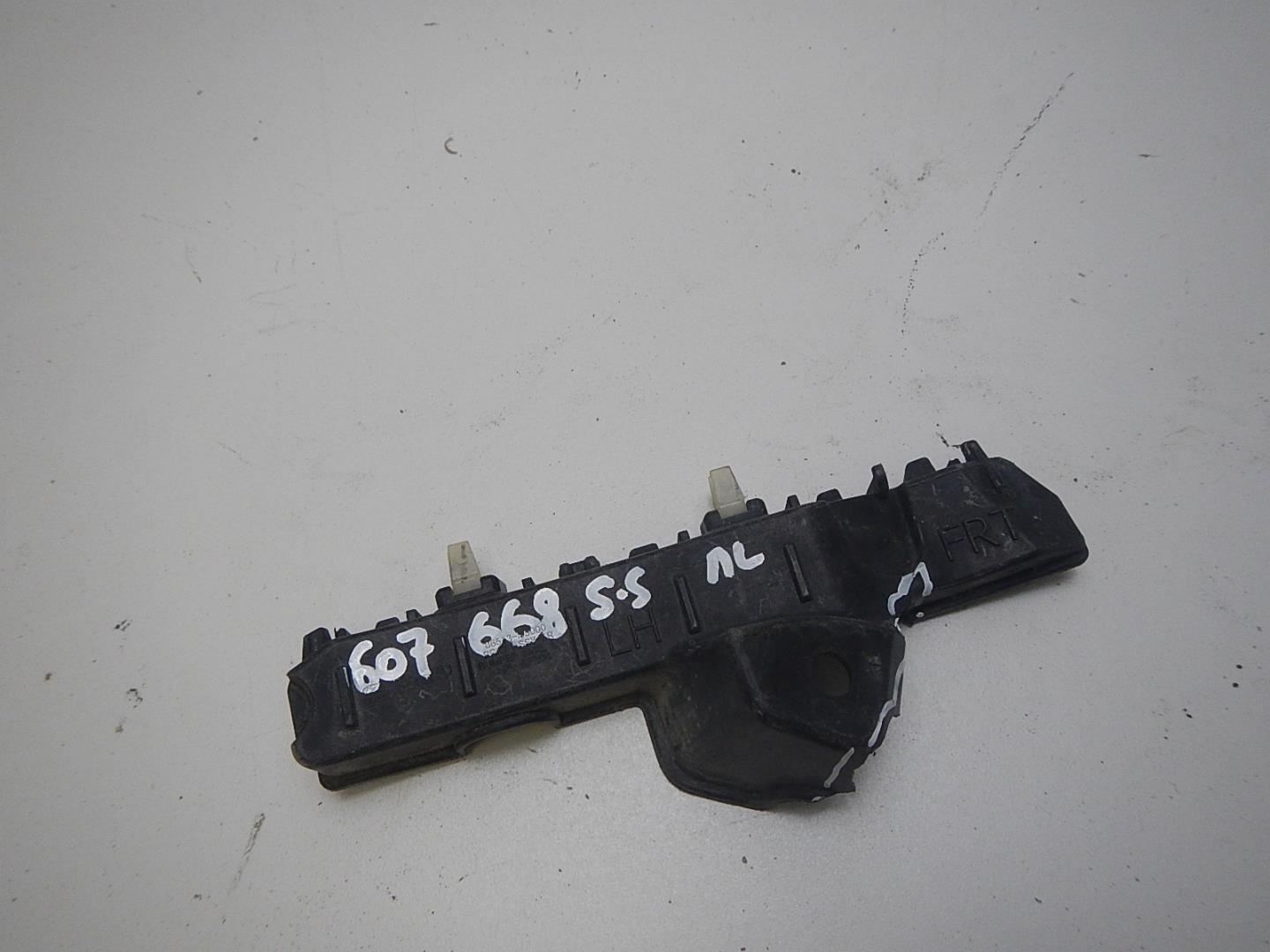 Кронштейн переднего бампера левый