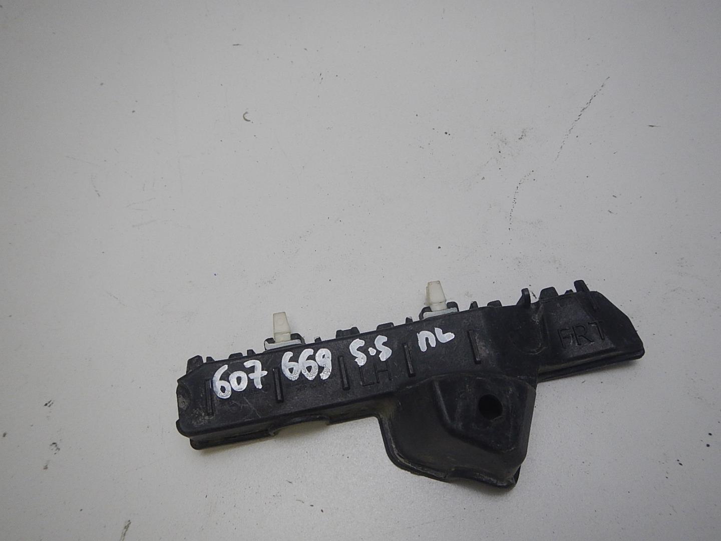 Кронштейн переднего бампера левый