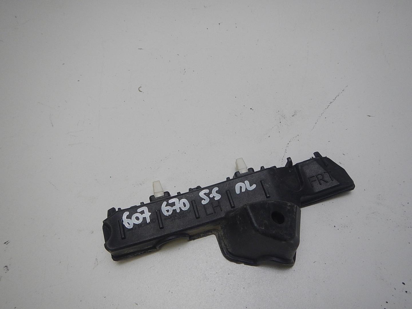 Кронштейн переднего бампера левый