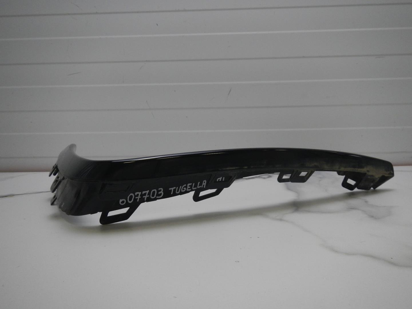 Молдинг переднего бампера левый