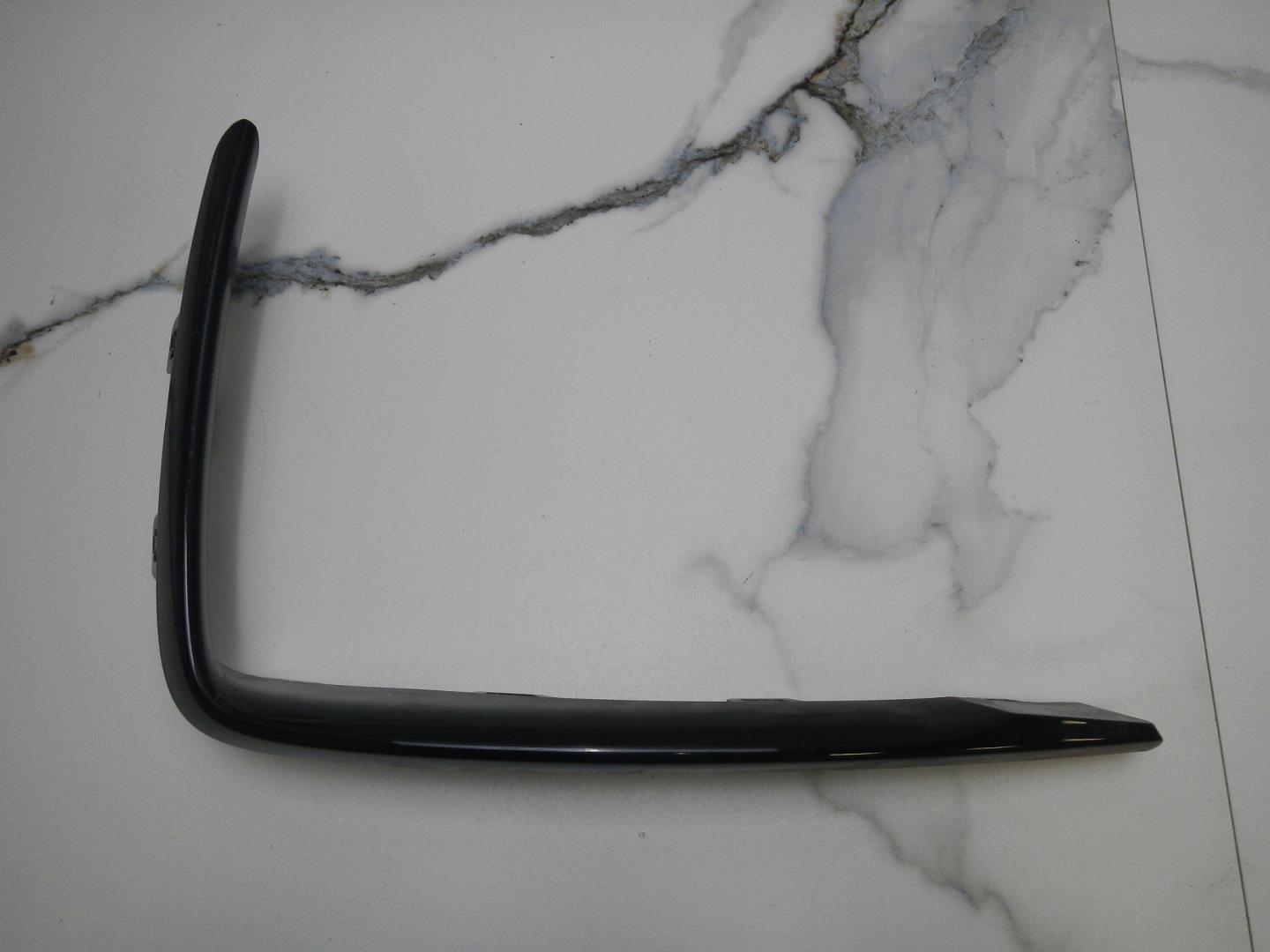 Молдинг переднего бампера левый