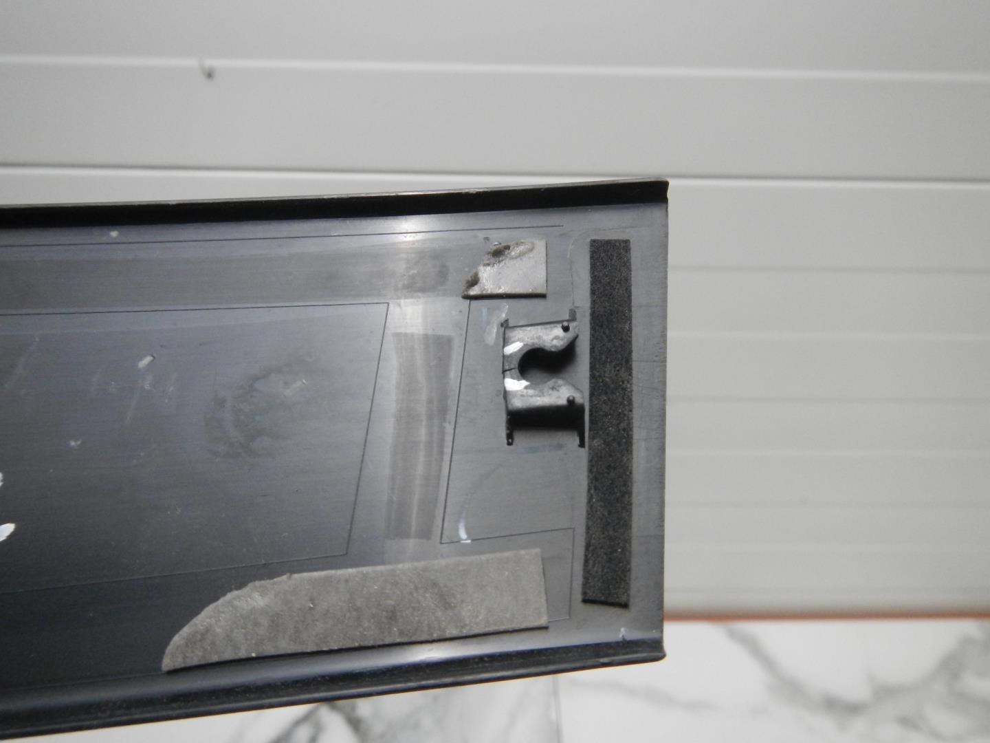 Накладка двери передней левой