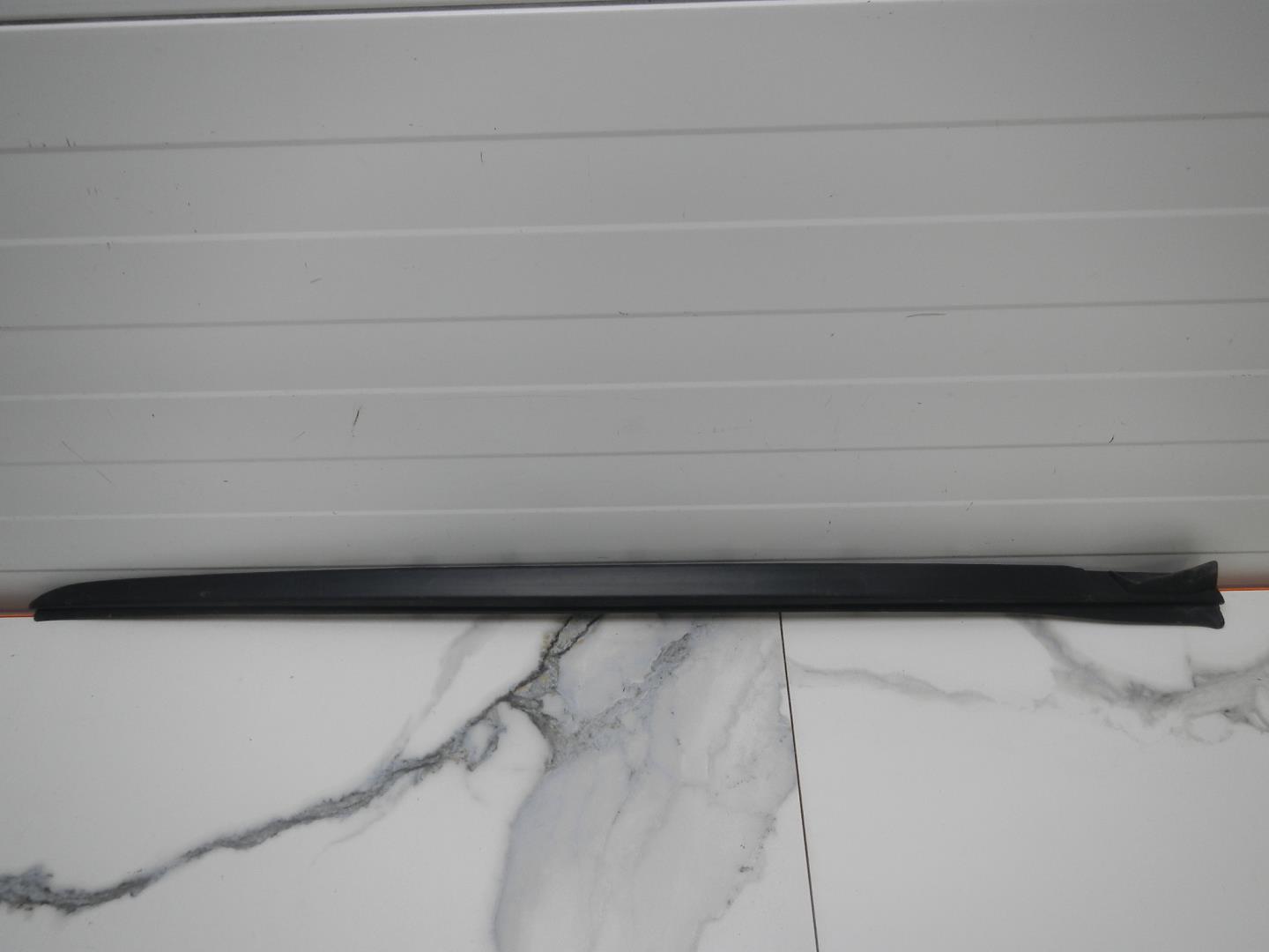 Молдинг лобового стекла