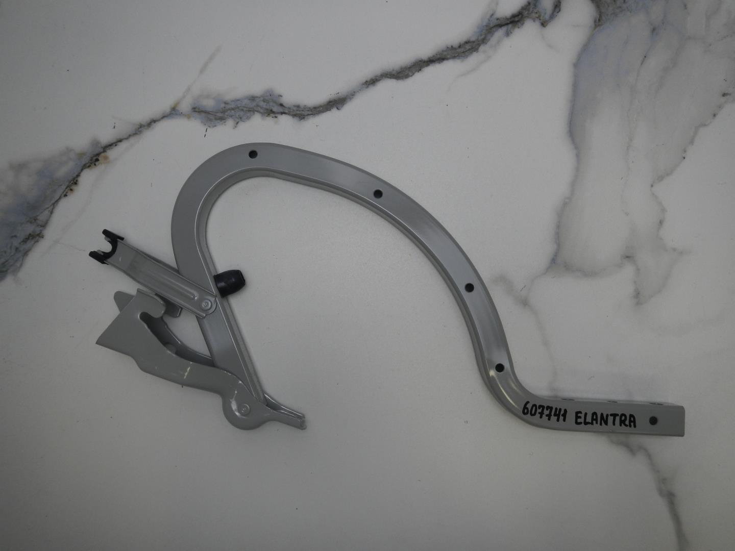 Петля крышки багажника