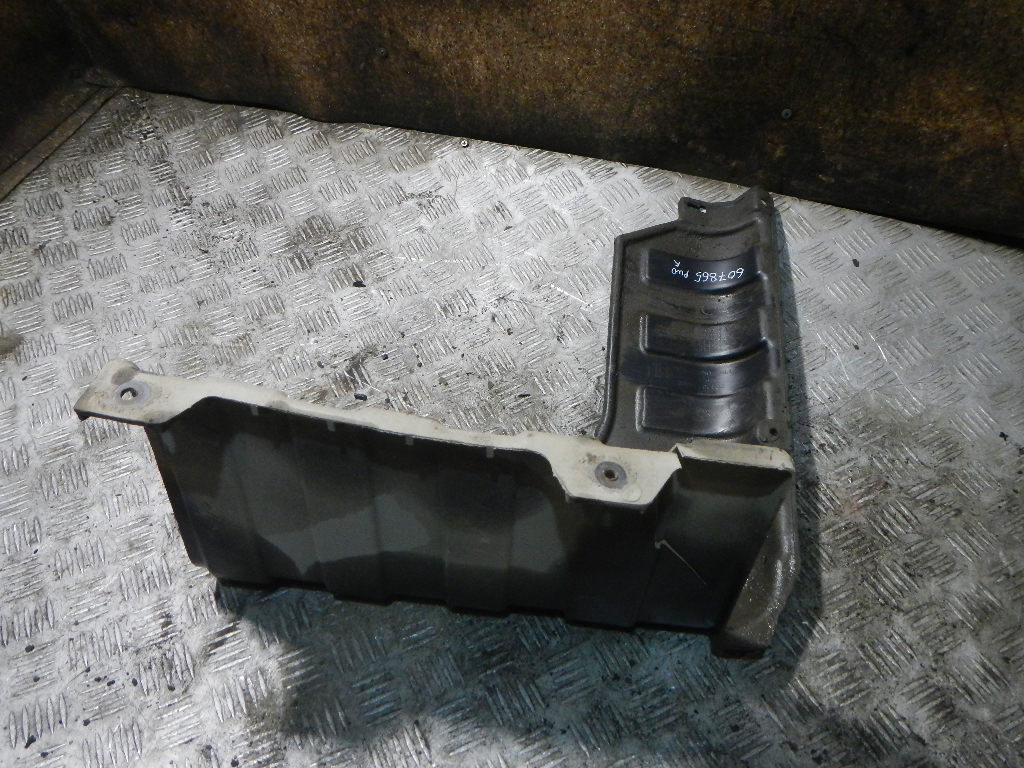 Пыльник двигателя боковой правый