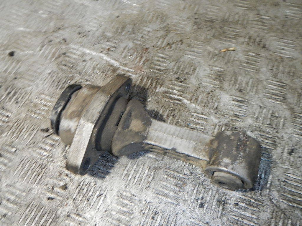 Опора двигателя задняя